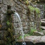 Barbacane intégrée dans un mur de soutènement, illustrant le drainage d'eau.