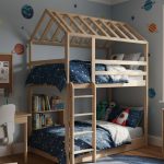 Chambre d'enfant garçon avec lit cabane et coin bureau sur le thème de l'espace.
