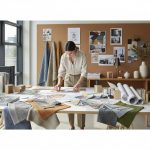 Étudiant en décoration d'intérieur travaillant sur un projet dans un espace moderne.