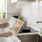 Entretien d'un filtre antigraisse dans une cuisine moderne
