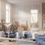 Scène de rénovation intérieure avec matériaux et outils dans une maison.