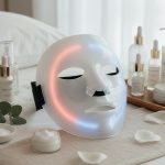 Masque LED sur une table de soin esthétique avec des produits de beauté.