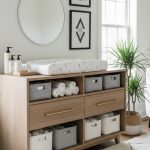 Chambre de bébé avec table à langer commode bien organisée et esthétique.