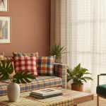 Intérieur décoré avec du tissu madras, coussins colorés et rideaux légers.