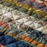 Gros plan sur un tissu matelassé montrant ses textures et motifs de quilting.