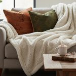 Plaid en tissu sherpa sur un canapé dans un intérieur cosy