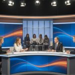 Débat médiatique sur des sujets politiques avec des journalistes sur un plateau de télévision.