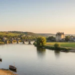 Illustration réaliste sur La Loire, fleuve majeur : paysages, usages et repères à connaître